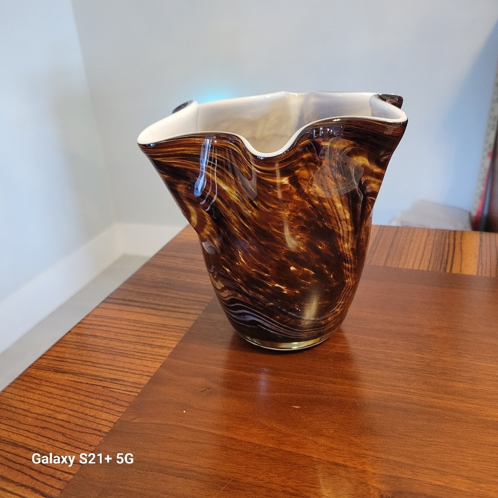 ART GLASS VASE. - Picture 2 of 6